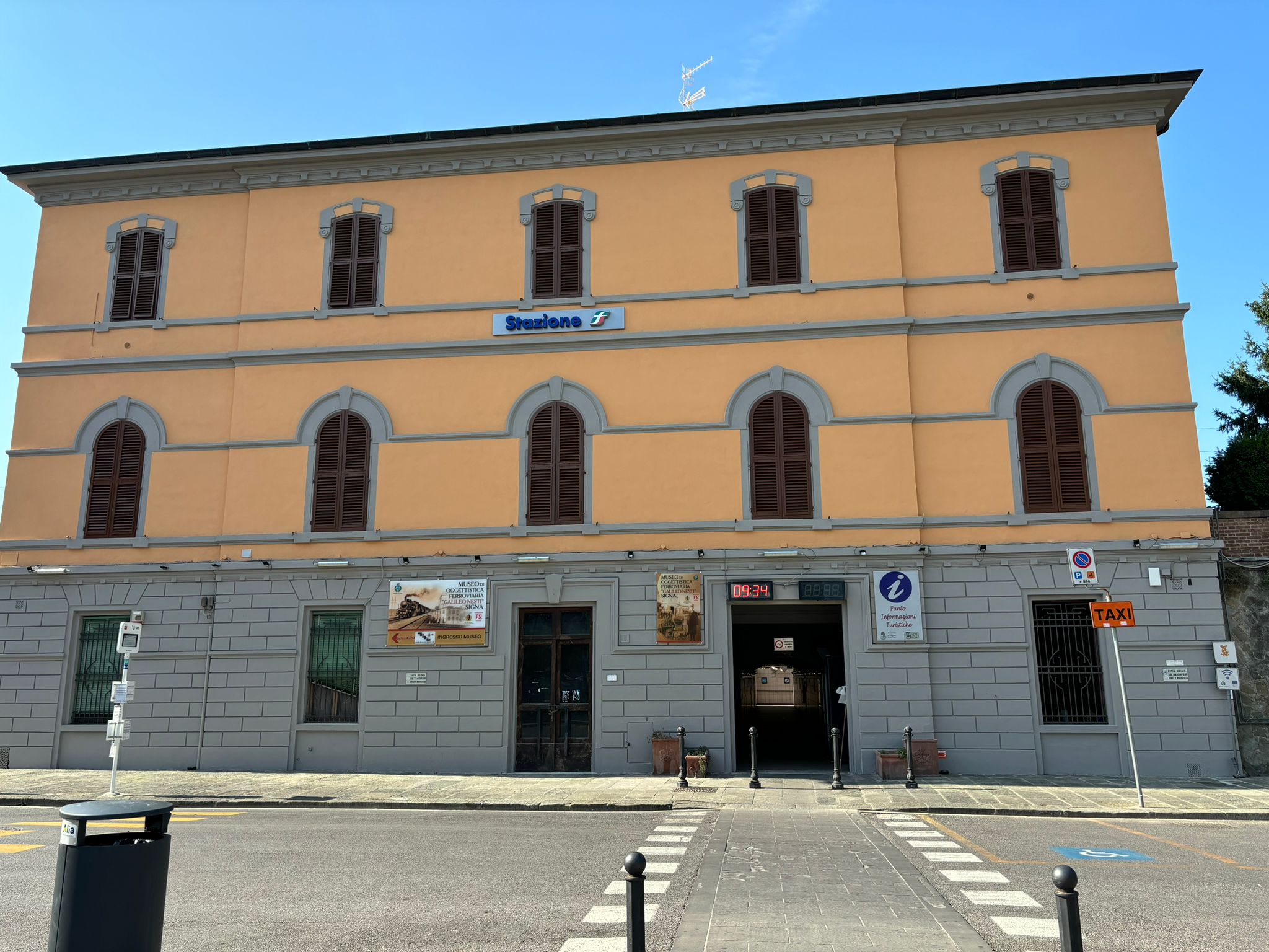 ECCO LA NUOVA FACCIATA DELLA STAZIONE DI SIGNA!!!